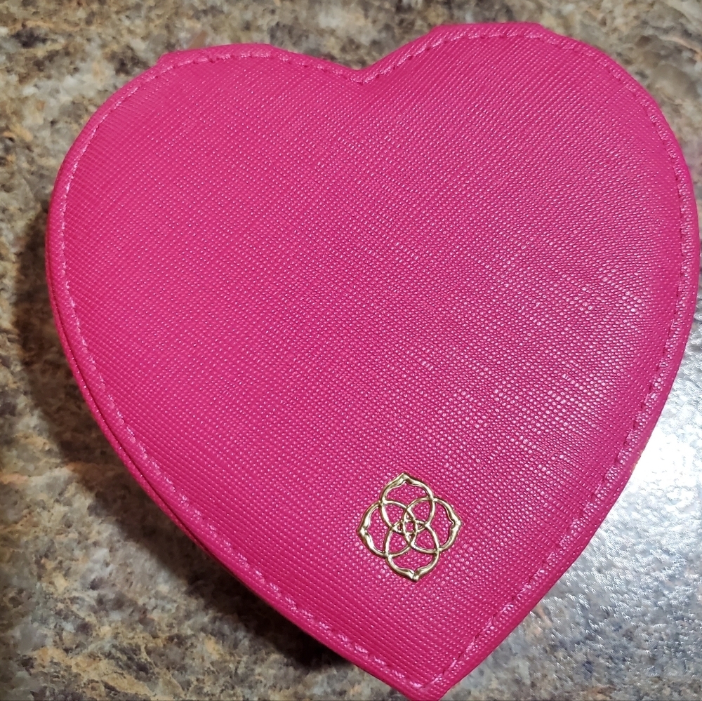 KENDRA SCOTT NWT DARK PINK HEART SHAPE JEWERLY CASE TRAVEL. . ZIP CLOSURE.
